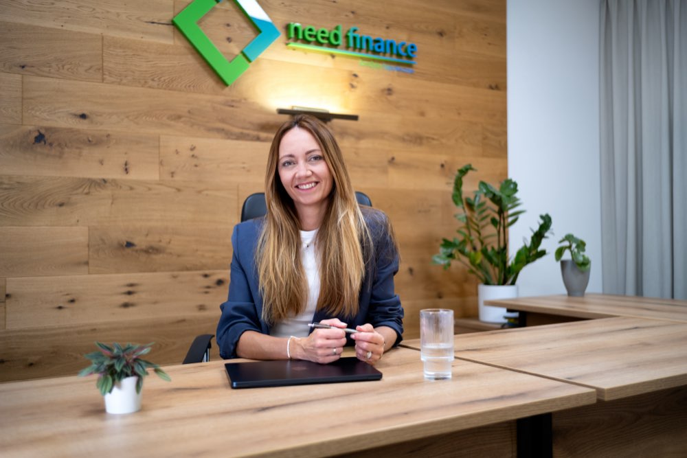 Eliza Hamera przy biurku w biurze Need Finance